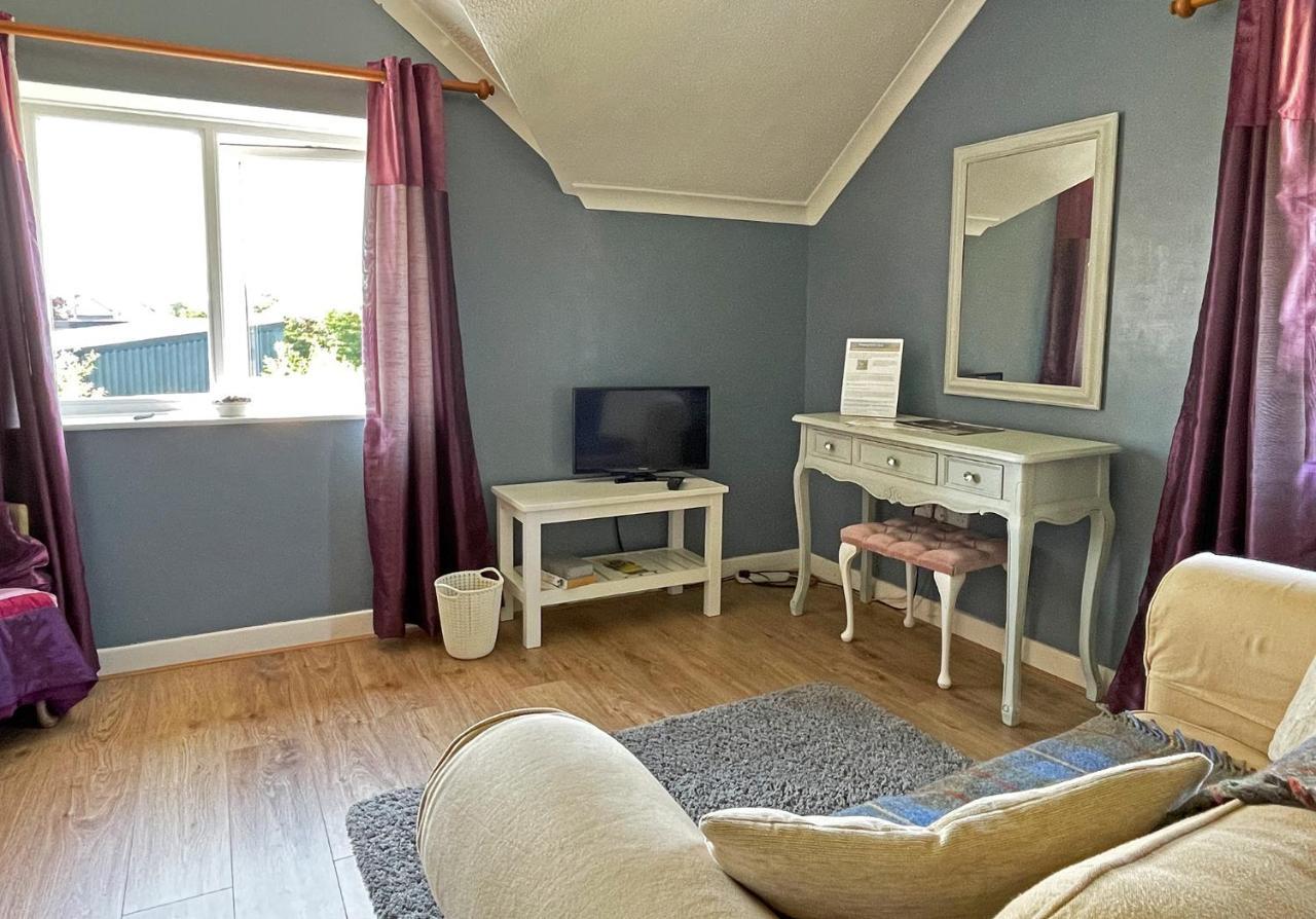 Maesyfelin Isaf Bed & Breakfast Llanybyther